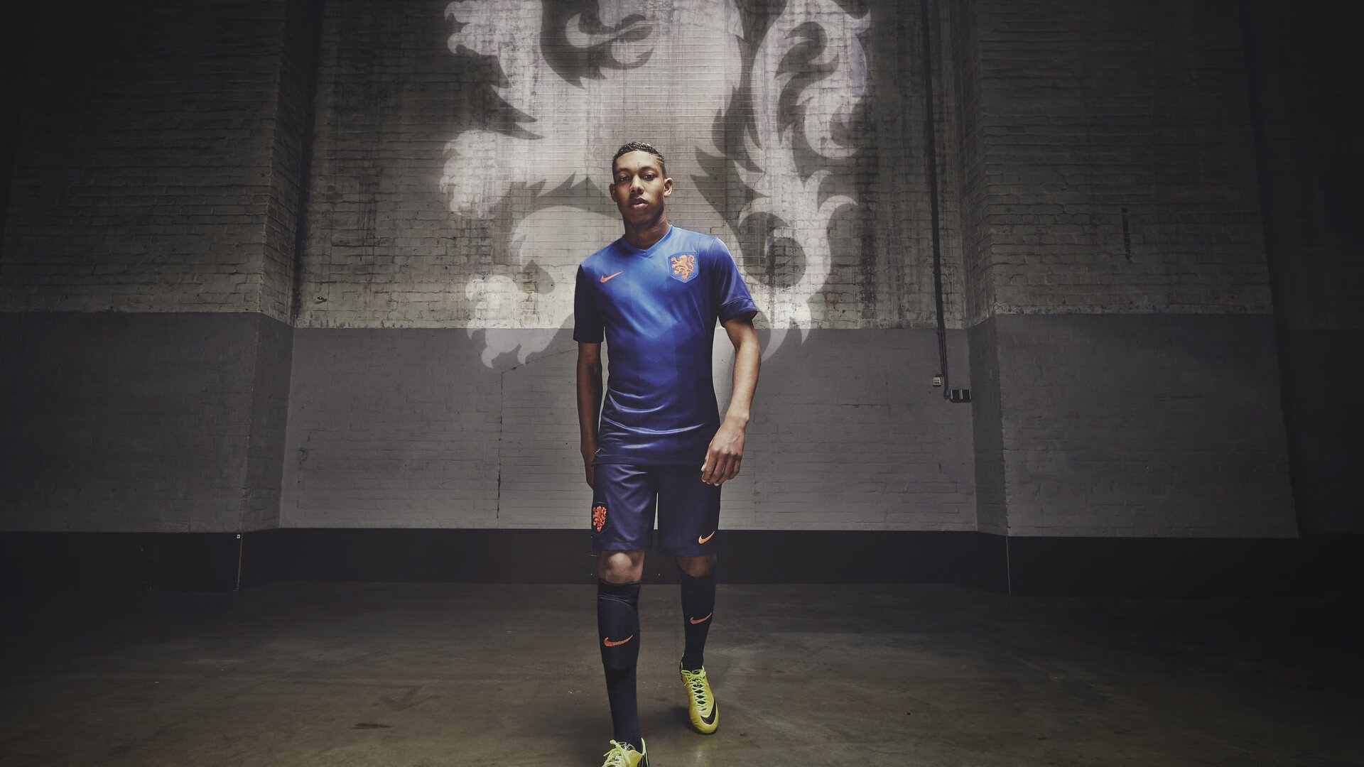 _明星主持加盟：赛事带来更多趣味互动_，主持人介绍明星开场白